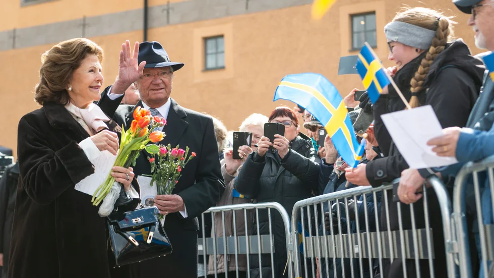 Det viftades ihärdigt med flaggor under kungabesöket.