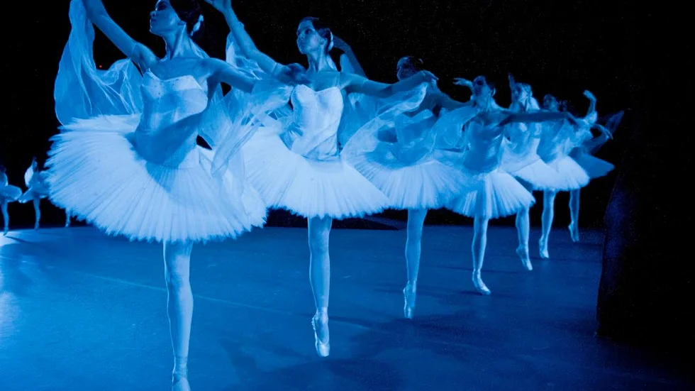 Bakom scenen. Att dansa på Bolsjojteaterns scen är bland det mest prestigefulla uppdrag en dansare kan få. ”Bolshoi Babylon” avslöjar några av konflikterna som pågår bakom ridåerna.