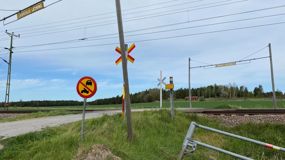 När tåget krockade med A-traktorn skadades en tonårspojke livshotande. Nu döms A-traktorns förare för flera brott.