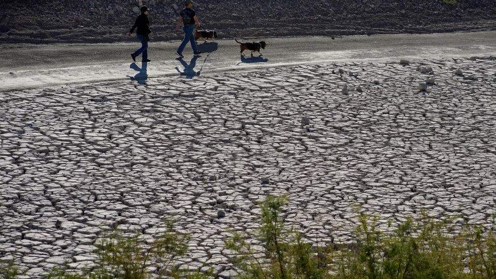 Människor promenerar på den krackelerade sjöbotten av Lake Mead i Nevada, USA, i januari. Arkivbild.