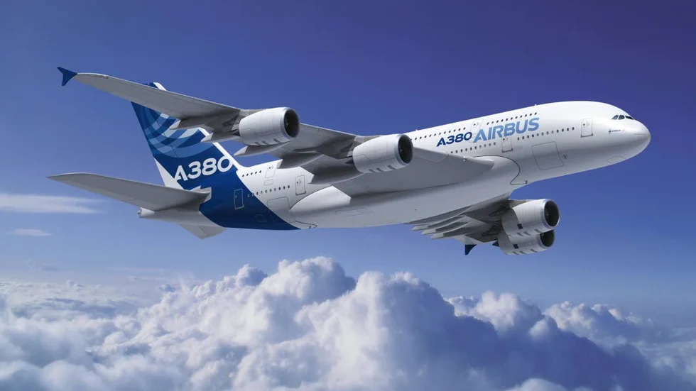 Störst. Airbus A380 är ett av de största flygplanen som finns just nu. Planet kan svälja upp till 900 passagerare fördelade på två hela våningsplan.