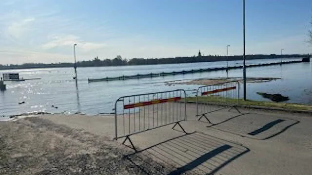Vårfloden i Torne älv beskrivs som den värsta på decennier. Bilden är tagen från Strandgatan i Haparanda, där älven breddats tiotals meter.