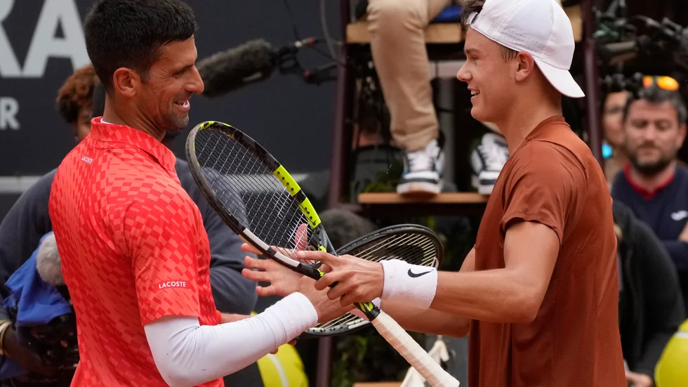 Novak Djokovic gratulerar Holger Rune till segern.