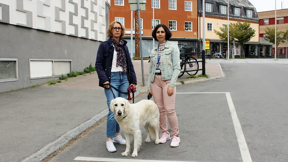 Föräldrarna Anna Johansson, med hunden Zelda, och Zahra Shakeri, förstår inte hur det kan sparas in på skolan.