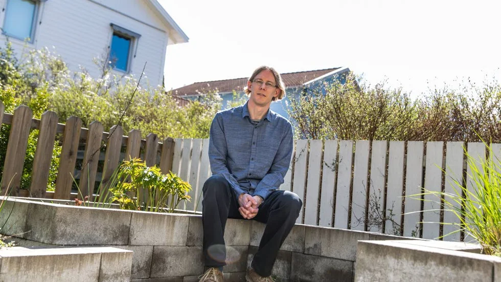 Olof Edsinger har följt i pappa Lars Olov Erikssons fotspår. Pappa är bland annat docent och präst.
