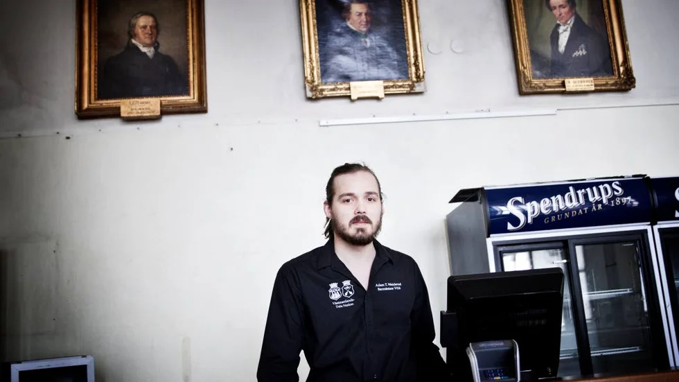 På V-dala beställer man drygt dubbelt så många flaskor öl på valborg jämfört med en "vanlig" helg. Barmästaren Adam Tunner Weiderud är redo för anstormningen.