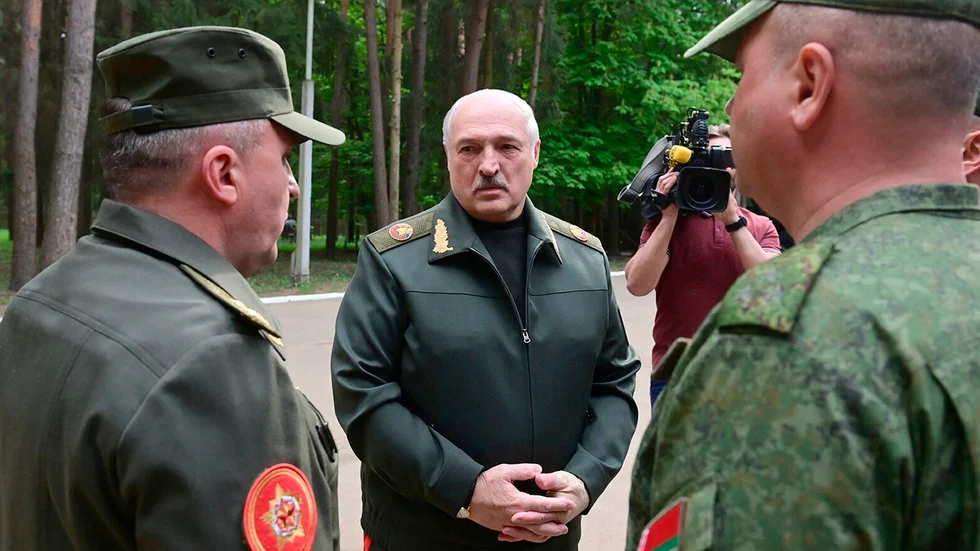 Den 15 maj visade sig Aleksandr Lukasjenko vid ett besök hos landets centralkommando för flygvapnet – iförd uniform och med ett bandage runt handen.