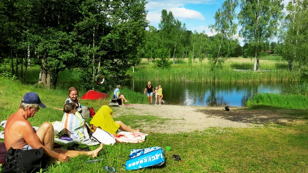 Tippen. Kallas badplatsen i Skeboån innan sjön Närdingen breder ut sig. Här fanns en hamn och innan dess tippade man slagg här.