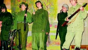 Glädjespridare. Militärerna är uppiggande för flickorna på bygden.