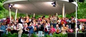 Folkfest med durspelet i centrum