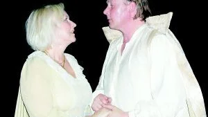 Lohengrin. Richard Wagners opera sätts upp på en utomhusscen på ångbåtskajen. Huvudrollerna i årets uppsättning görs av Margareta Ridderstedt och Mikael Fagerholm.Foto: Valdemarsviksoperan