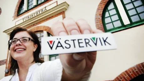 Anna Svensson, chef på turistbyrån, är eld och lågor över den nya grafiska profilen för besöksnäringen i kommunen. Foto: Ellen Kindstrand