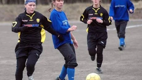 Tjejfotbollen har startat. Rödsle vann över Tjust med 2-0. På bilden känner vi igen hemmatjejerna Anette Norström och Linn Svensson i blåa tröjor. Foto: Ingemar Petersson