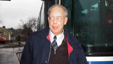 Ingen rusning. I går stod busschauffören Lennart Eriksson på Tjust Buss och väntade på att få fylla bussen för shoppingtur till lanthandeln i Totebo. Endast en dam från Hjorted nappade på erbjudandet.