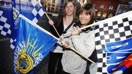 Josefin Björk, till vänster, och Anna Odengrund, har aldrig varit på en speedwaymatch, men nu söker båda material till en speedwayutställning i Virserum.Foto: Ellen Kindstrand