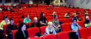 men ungdomarna  
väljer bort partipolitiken
