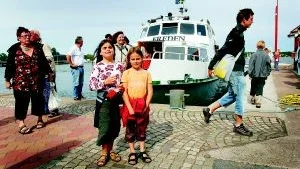 Nya i stan. Katharina och Antonia Soffel från Tyskland är på semester i Västervik och har varit ute i skärgården dagen lång.Foto: Karin Hertz