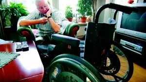 Bekymrad. Ingemar Andersson i Västervik är orolig över vad som ska hända om sjukhusets sårmottagning läggs ner vid årsskiftet. Han befarar att hans sår kommer att bli värre och att han kan tvingas amputera även sitt andra ben. Foto: Anders Steiner