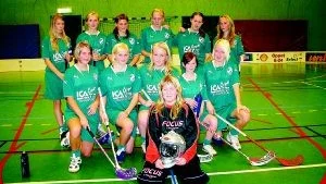 AIS F 14 innebandylag. Bakre raden från vänster Emilia Svensson, Rebecka Uddén, Lisa Karlsson, Charlotte Arvidsson, Astrid Alexandersson, Ellen Bergvall. Främre raden från vänster Kajsa Söderlund, Hanna Eriksson, Amanda Andersson, Gabriella Skälhammar, Lovisa Karlsson och längst fram målvakten Alexandra Nilsson.