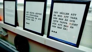 Väl valda ord. Tänkvärda visdomsord pryder väggarna i garaget.