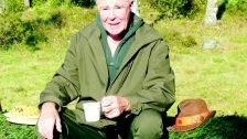Kaffepaus. - Det smakar alltid lika bra med matsäck ute i det fria, säger Werner von Seydlitz, som njuter av naturen nere vid Stor Flugeln i Ankarsrum.
