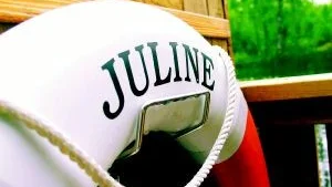 Juline har utrustats med en egen livboj.