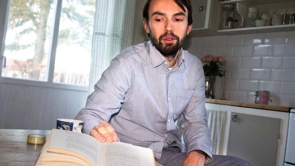 Martin Hellström läser ett avsnitt ur Pippi Långstrumps liv och leverne.