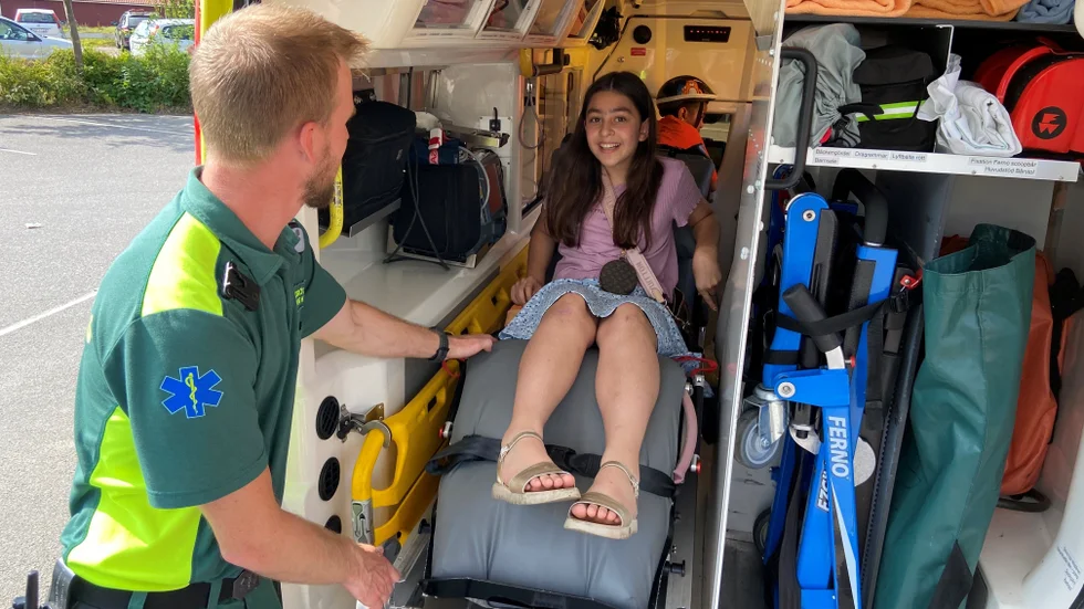 Haneen Atrakch passade på att prova ambulansen. "Det är en jättebra grej att de ordnar sådana här saker. De gör så att barnen har något att göra", säger hon.