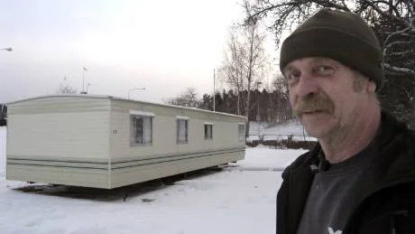 Lennart "Lente" Johansson, Gamleby klarade inte av pensionärslivet. Nu gör han en nysatsning på sitt företag och som alltid satsar han på nya områden. Mycket handlar om villavagnar, som den 44 kvadratmeter stora "vagnen" i bakgrunden.