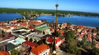 Panorama över  de centrala delarna av Västervik. I förgrunden tornspiran på S:t Petri kyrka