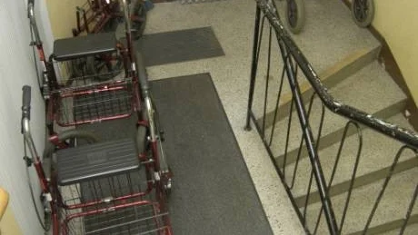 En kommunal anpassning har underlättat för hyresgästerna att ta med rollatorerna in i trapphuset. Samtidigt arbetar kommunala Räddningstjänsten för att hålla trapphusen fria från hinder.
