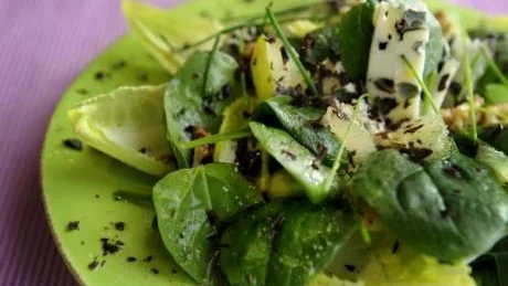 En läcker sallad med endiver och ost.Foto: Jessica Gow/Scanpix
