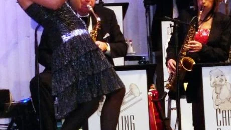 Gunhild Carling i ett av lyften med sin trombon.