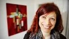 Anna Rocha framför en av sina favorittavlor, som kan ses på utställningen på Galleri CJ i helgen.Foto: Ola Axman