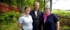 Midsommardans i charmig folkpark