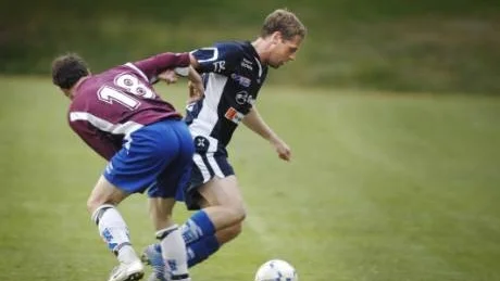Jörgen Söderlund, till höger, gjorde en fin insats på Gunnebos mittfält i går kväll, dessutom ordnade han till första målet.Arkivfoto: Andreas Smitz