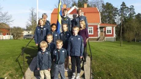 Hummelstad scoutkår firade S:t Georgshögtid i Ankarsrums kyrka.  Isak Thellman, Anton Nilsson, Robert Haraldsson, Alexander Thellman, Julia Engvall, Elsa Gardsäter, Hedvig Holgersson, Emma Eklöv-Sandell, Karin Thellman, fanbärare Anton Thellman, Ann-Kristin Thellman och Mats Thellman.