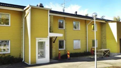 På Kungsvägen 57 i Ankarsrum bygger Bostadsbolaget utvändiga hissar åt sina hyresgäster.