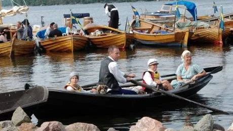 Här kommer familjen Westring från Loftahammar i sin gamla fina allmogebåt till Rågödagen