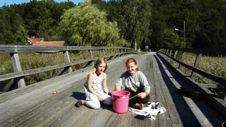 En avstängd träbro blev ett perfekt fiskeställe för Filippa Svensson och Sofie Johansson som hade fångat sju abborrar och en mört och som slapp att störas av biltrafik.