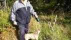 Bosse Strömbäck i Ankarsrum har kommunens tillstånd för skyddsjakt. Hundarna Wilma och Julle är med på husses inspektion av villdsvinsspår vid Kattbäcken.