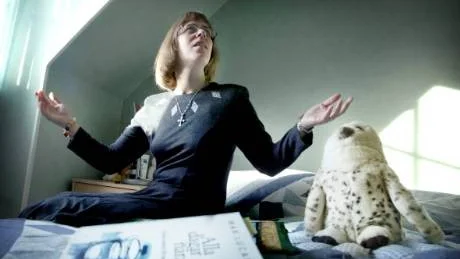 Jennifer Rydqvist är fascinerad av fåglar. Hon drömmer om att flyga med fåglarna, precis som i en dokumentär naturfilm som hon har i bokhyllan.