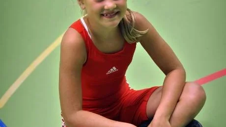 Emmie Axmon, 11, vann guld i brottningsdebuten. Foto: Anders Steiner