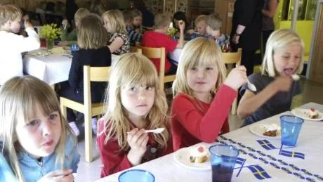 Gunnebo fritidsgård firar sina 30 år med fest. Skolbarn och förskolebarn samt personal bjöds på tårtkalas. Från vänster Sandra Gustafsson, Louise Olsson, Denise Möller och Thea Delaryd-Solman.