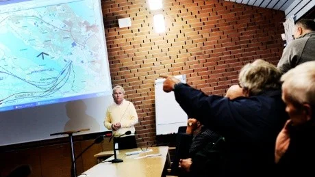 – Ni gömmer er bakom fornminnen, vi har inte råd att bygga något av de alternativ som presenteras här, sade Åke Bäckström som ville dra nya infarten på norra stranden av sjön Kvännaren. I bakgrunden Bruno Nilsson från Västerviks kommun.Foto: Ellen Nielsen-Kindstrand