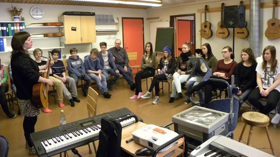 Maud Lindström under sin workshop om att skriva låtar. Här med högstadieelever i Ankarsrum.