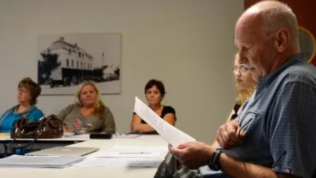 - Vi måste stoppa nedläggningen av kultur- och fritidsnämnden. Det sade bland andra Lars Övling som tillsammans med ett dussintal andra kulturaktiva och föreningseldsjälar på måndagkvällen samlats för att lägga upp strategin inför en stor manifestation i Västervik den 22 september. Foto: Ilkka Ranta