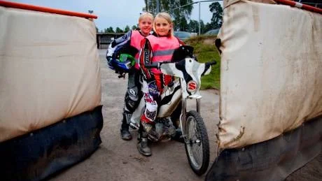 Majken Karlsson och Lovisa Andreasson är några av tjejerna som har passat på att prova på speedway.