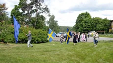 Med fanorna i täten gick vandringen till hembygdsgården.