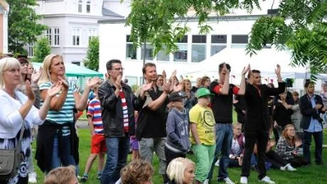 Både gamla och unga gillade musiken på Parkfesten